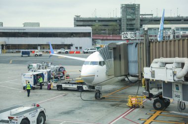 Uçak ve yolcular havaalanına.