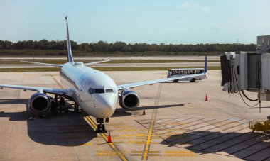 Uçak havaalanında.