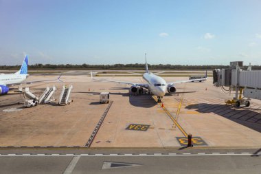 Uçak, uçak, havaalanı terminali..