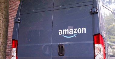 Amazon dağıtım aracı yolda.