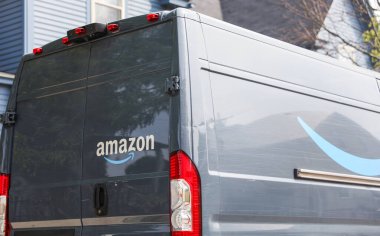 Amazon Amazon minibüsünün logosu. Amazon şirketi dünyanın en büyük ve en büyük şirketi olup Güney Amerika 'nın en büyük şirketidir.