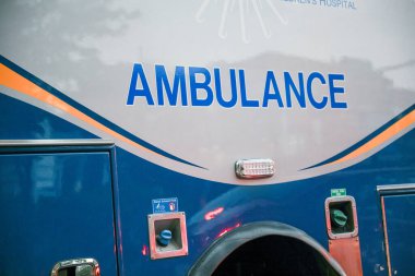 Acil durum işaretli ambulans arabası..