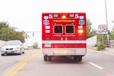 Trafik kazası ve acil durum işareti.