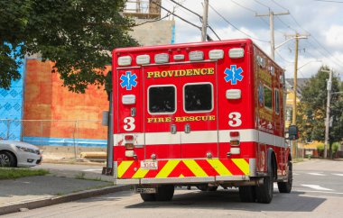 Arkasında acil durum çağrısı olan bir ambulans arabası.