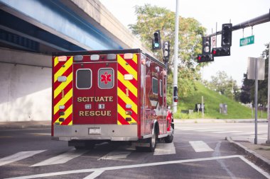 Acil durum işaretli ambulans