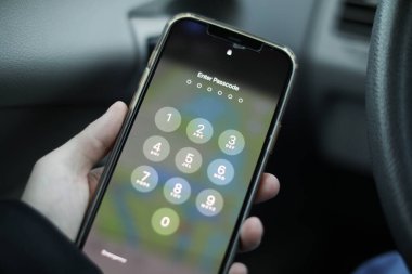 Yakın plan - akıllı telefonlu bir cep telefonu kullanan bir kadının fotoğrafı