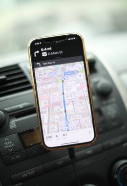 GPS uygulaması, elinde akıllı telefon, navigasyon uygulaması olan araçta