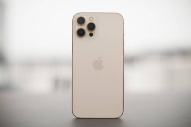 Yeni iPhone 13 profosyonel maksimum altınla