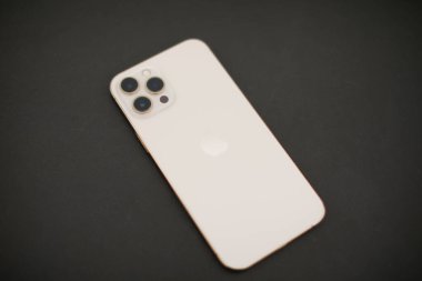 Siyah arkaplanı olan beyaz akıllı telefon