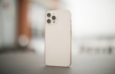 Modern cep telefonu masada.