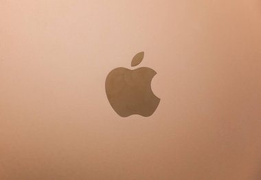 Kırmızı arkaplanda elmalı ipad pro logosu