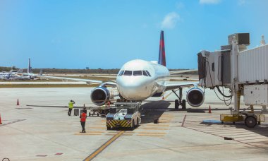 Havaalanındaki uçak.