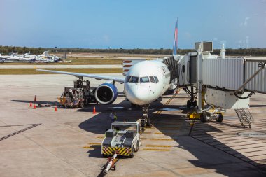 Havaalanı terminalinde uçak