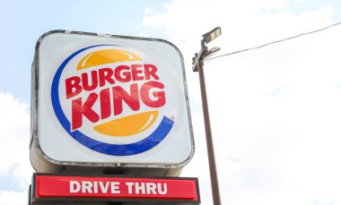 McDonald 's Restoran tabelası akşam parkta.