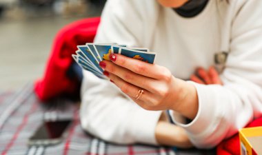Kadın arkadaşlarıyla poker oynuyor.