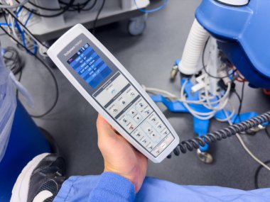 Doktor tıbbi merkezdeki basıncı kontrol etmek için dijital aygıt kullanıyor.