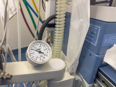 Hastanedeki basınç ölçer.