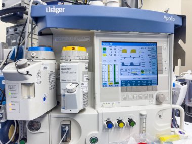 Ameliyat için modern ekipmanı olan bir ameliyathane.