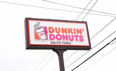 New Jersey, Birleşik Devletler - Ekim 0 3, 2 0 18: Amerikan şehrindeki restoranın önünde fast food logosu