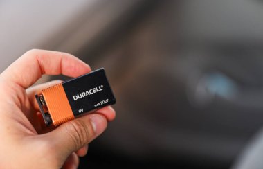 Elinde elektrikli USB kablo sürücü tutan bir adam..