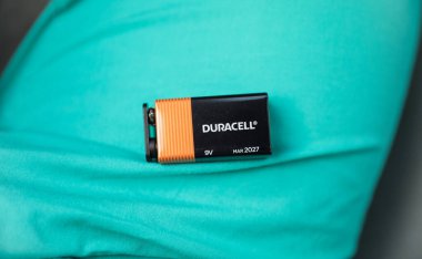 Arka planda yeni bir USB kablosu tutan bir adam.