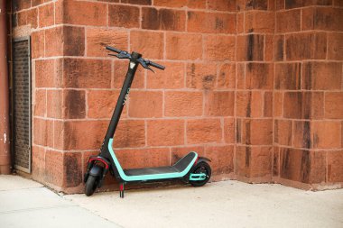 Şehirde elektrikli scooter.