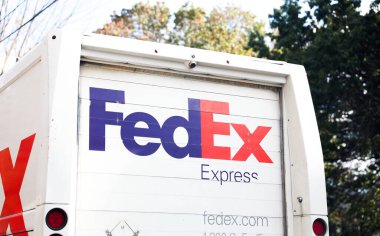 Şehirdeki Amazon kamyonunun logosu.