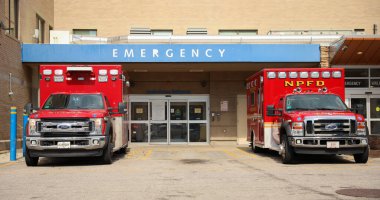 Acil ambulansı hastaneye park ettim.