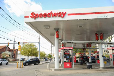 Yol kenarındaki benzin istasyonu.