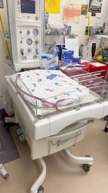 İçinde yatak ve ekipman bulunan modern bir hastane.