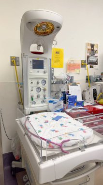 Modern hastanedeki hastane yatağının içi.