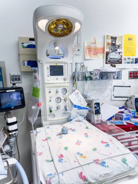 Hastane odasının içinde ekipman ve yatak var.