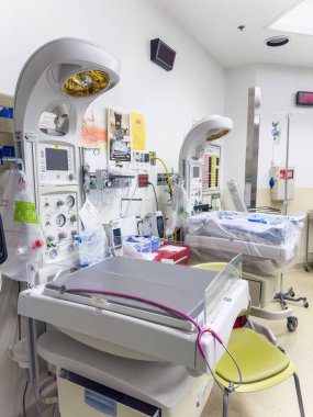 Hastane odasında tıbbi malzeme var.