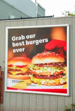 Londra, Birleşik Krallık - Haziran 09, 2019: Büyük bir duble Kola Burger logosu.