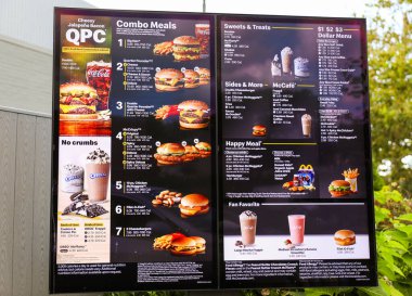 Restoranda yiyecek içecek tabelası var.