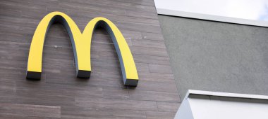 Moskova, Rusya - Eylül 10, 22, 17: 00 McDonald 's Restoran tabelası