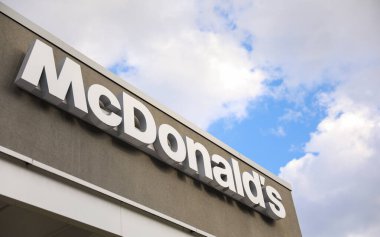 McDonald 's' ın sokaktaki fast food logosu