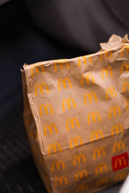 Kiev, Ukrayna, 28 Şubat 201 McDonald 's' ın fast food paketi. McDonald 's fast food restoranı.