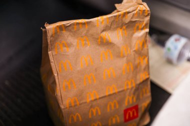 McDonald 's hamburgerini kağıt torbaya koy.