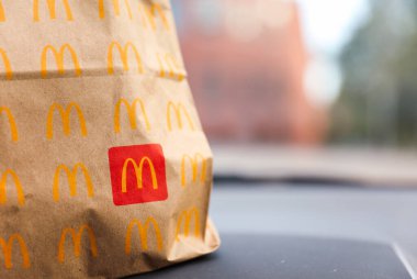 McDonald 'ın sokaktaki yiyeceği. Yemek servisi.