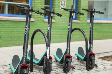 Bir satırda elektrikli scooter satırı