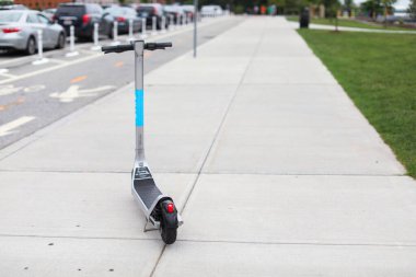 Şehrin kaldırımında elektrikli scooter var..