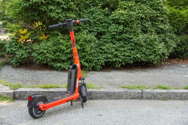 Parka park etmiş elektrikli scooter.