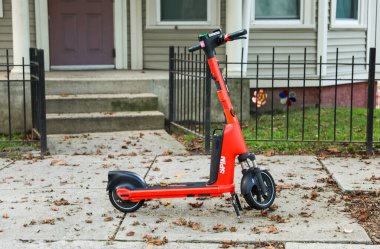 Şehir parkına park etmiş elektrikli scooter.
