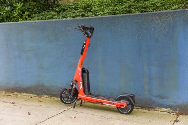 Şehrin sokaklarında elektrikli scooter için elektrikli scooter. Çevre dostu ulaşım. Çevre dostu ulaşım