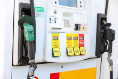 Benzin pompası başlığı ve arabada yakıt deposu.