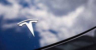 Tesla elektrikli araba logosu Berlin 'de sergileniyor..