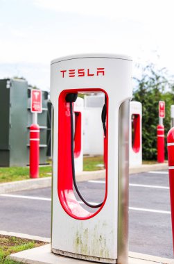 Tesla model araba Washington 'daki Tesla Tesla istasyonunda şarj ediliyor..