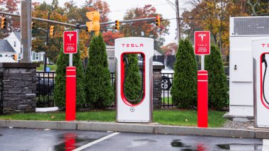 Tesla Tesla 'daki Tesla Tesla Elektrik İstasyonu, 22 Eylül 1919. Tesla Tesla bir elektrik şarj aleti.