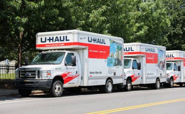 Sokaktaki minibüs teslimatı.